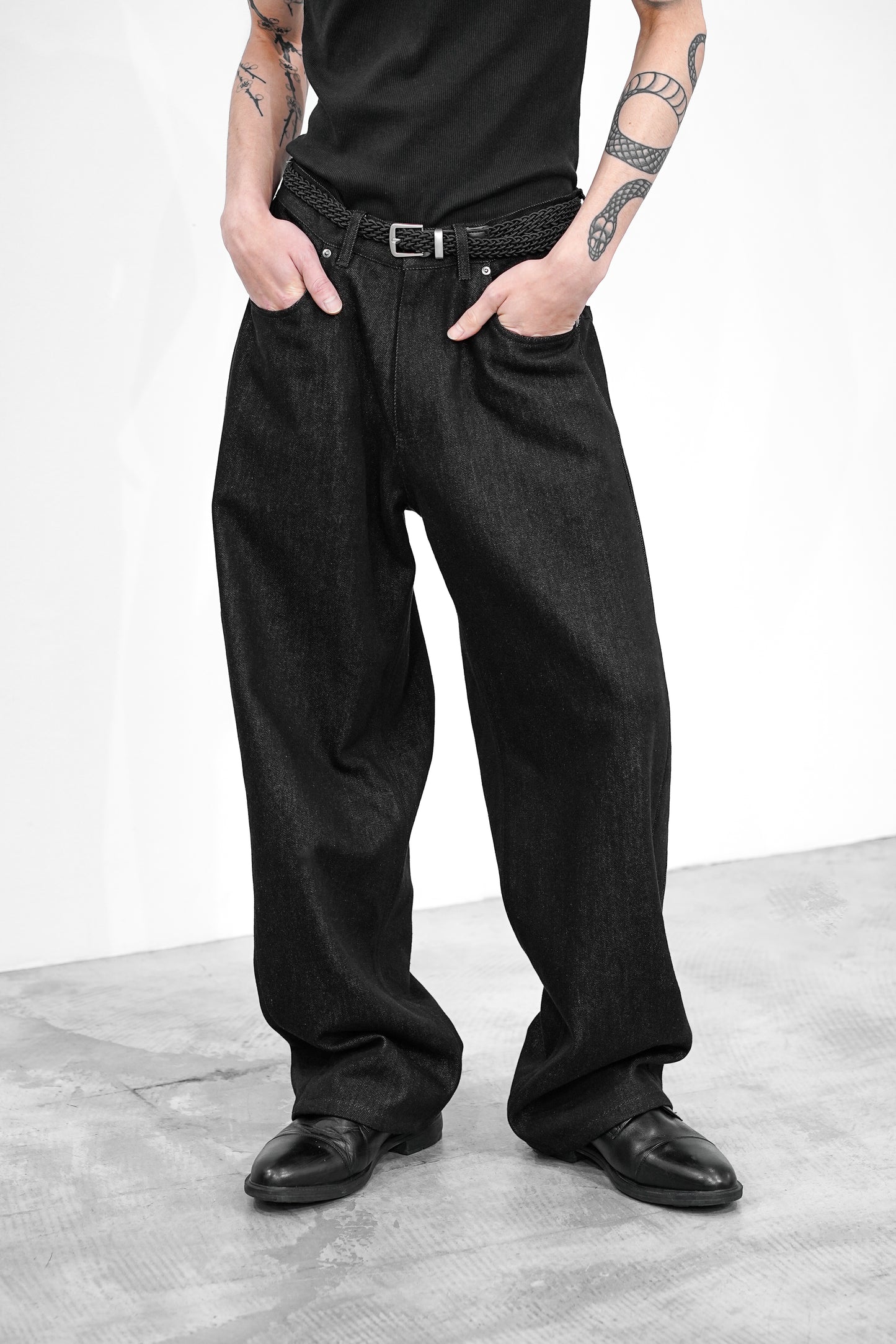 【STYLE SET】OUTLINK STRUCTURE KNIT TEE × DRIFT CUT RE-RAW DENIM PANTS