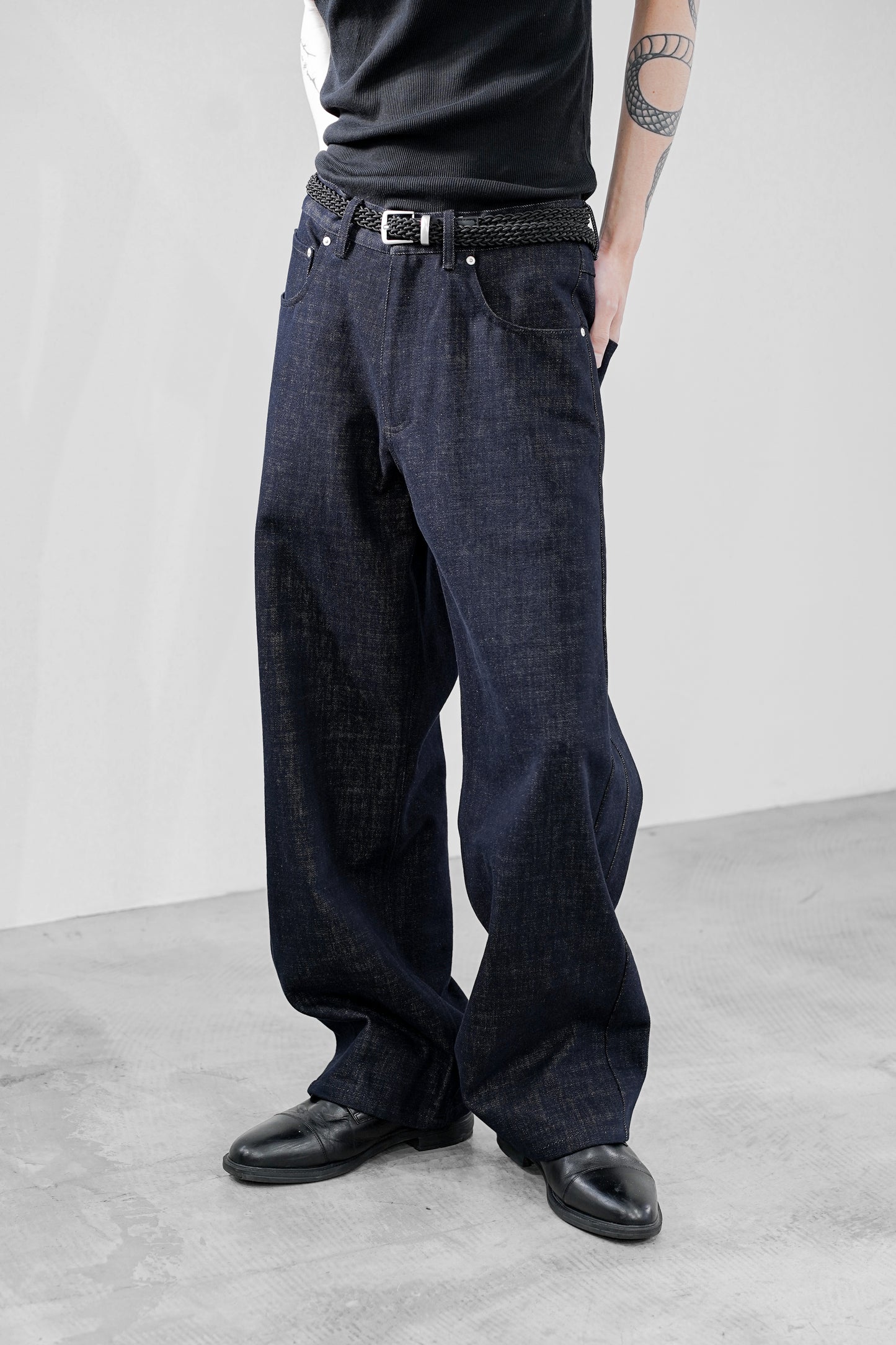 【STYLE SET】OUTLINK STRUCTURE KNIT TEE × DRIFT CUT RE-RAW DENIM PANTS