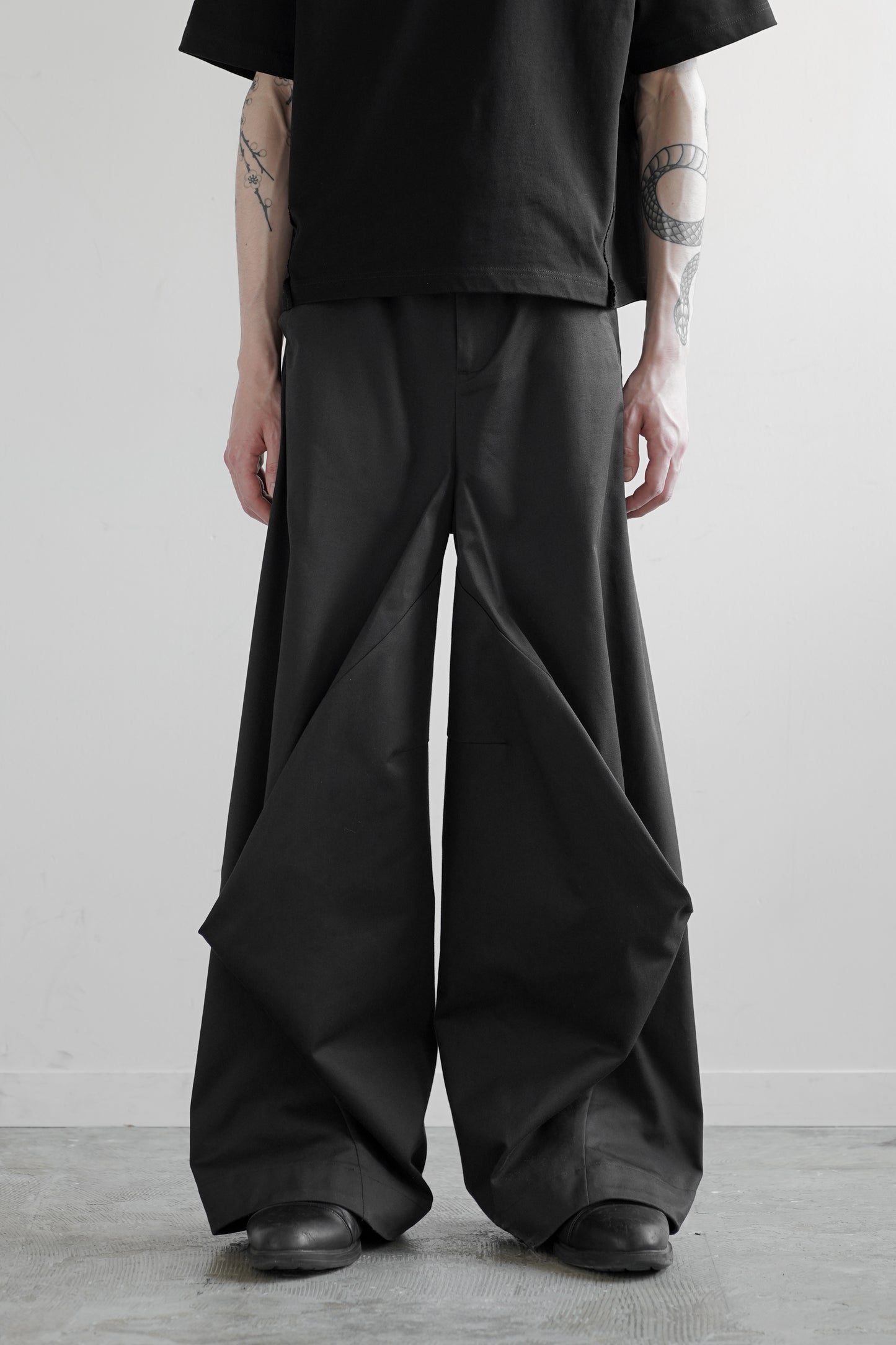 CONTOURED TWILL WIDE PANTS