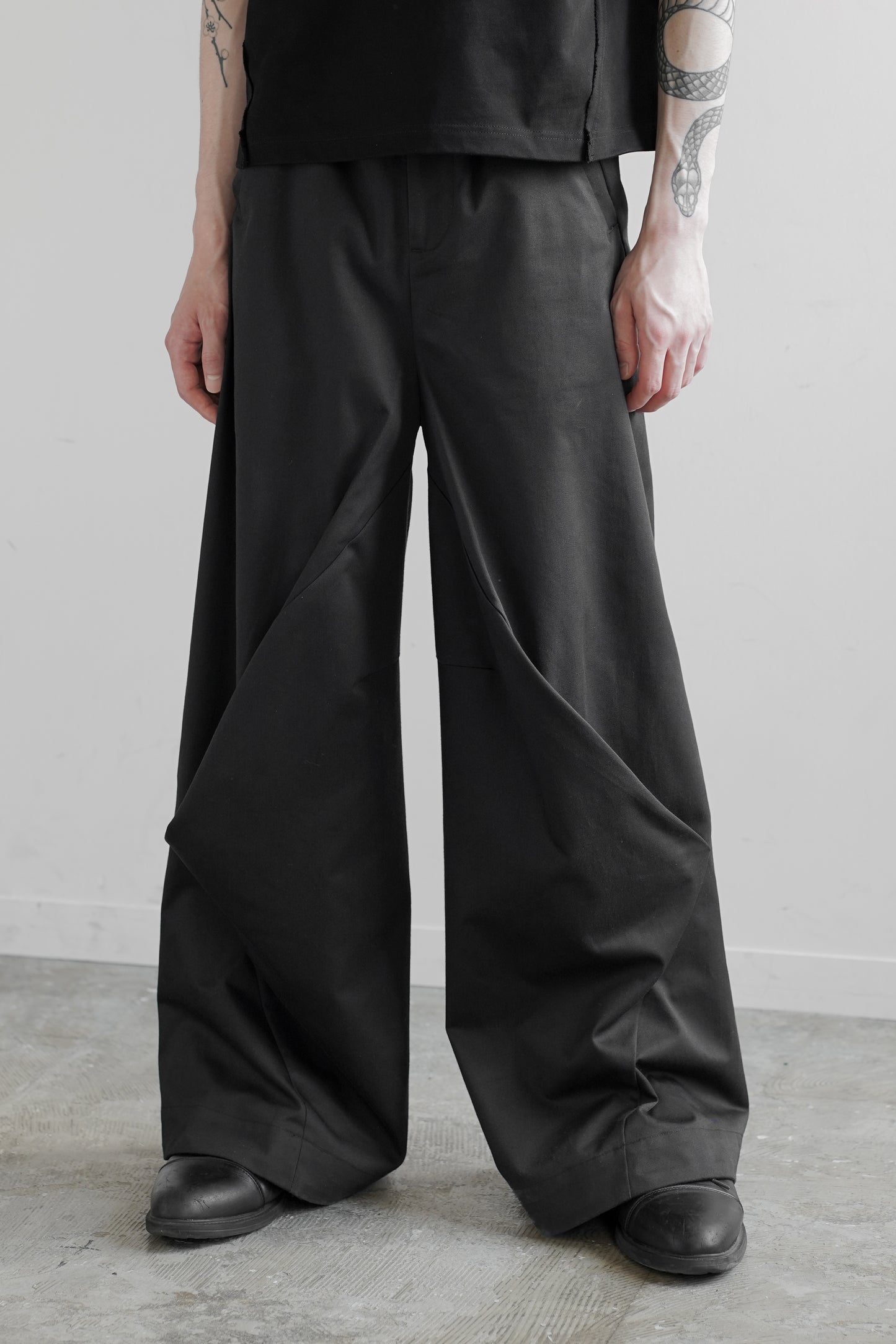 CONTOURED TWILL WIDE PANTS