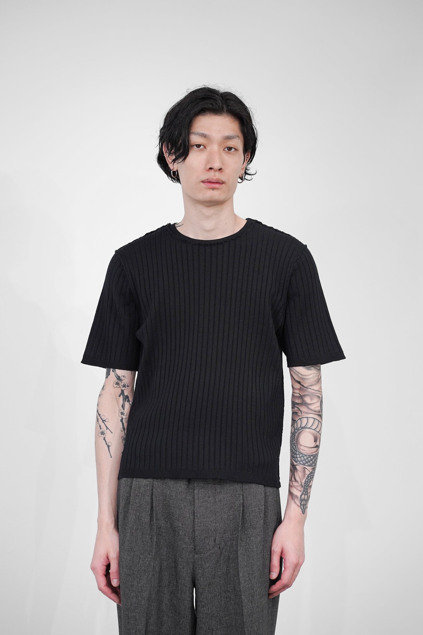 OUTLINK STRUCTURE KNIT TEE