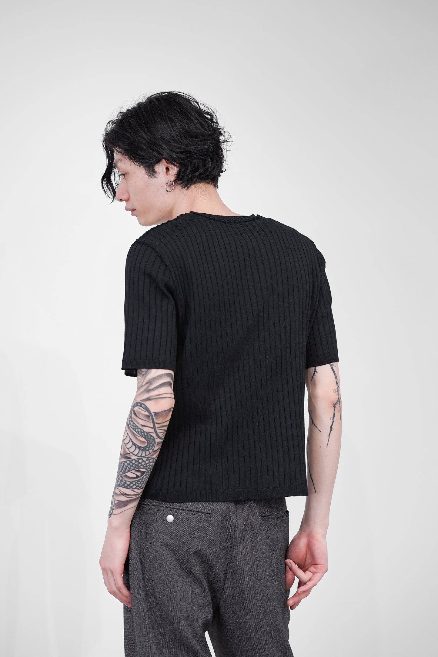 OUTLINK STRUCTURE KNIT TEE