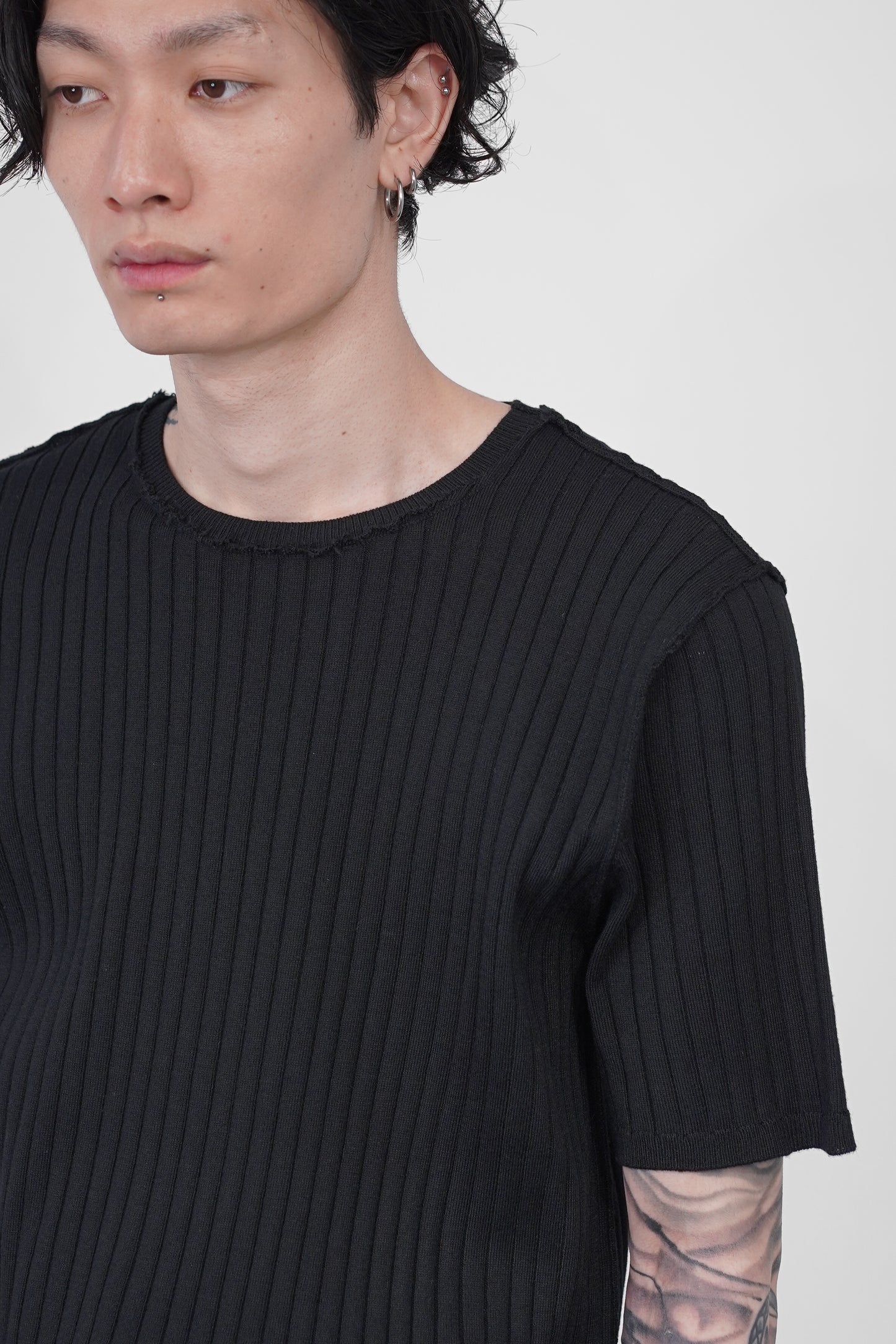 OUTLINK STRUCTURE KNIT TEE