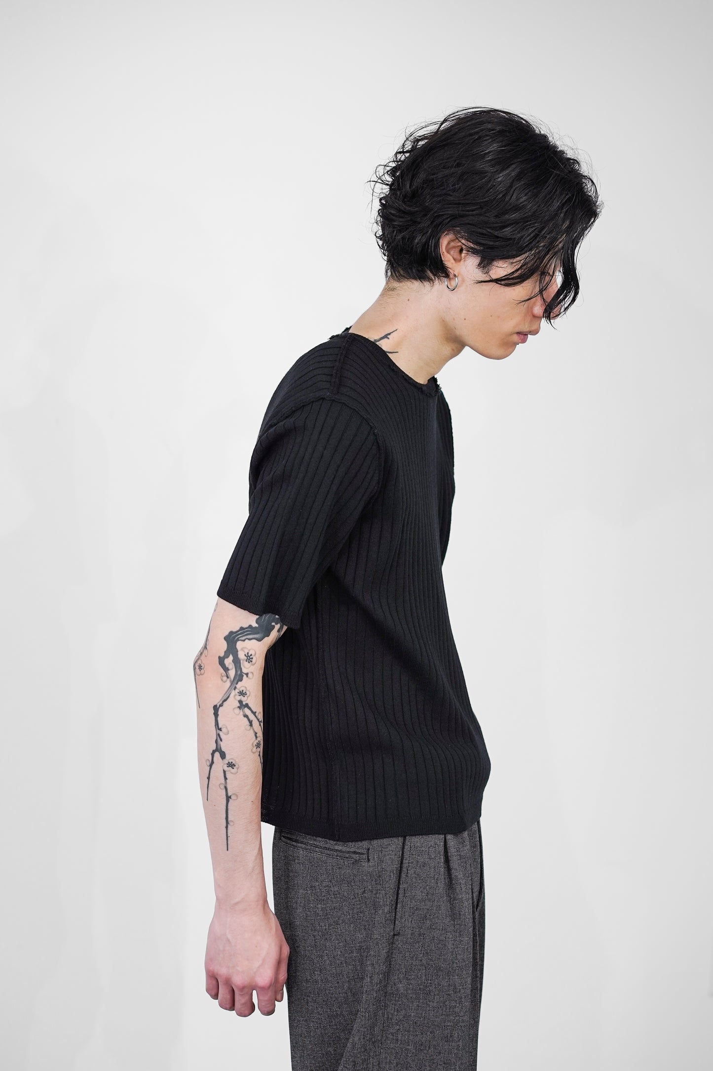 OUTLINK STRUCTURE KNIT TEE
