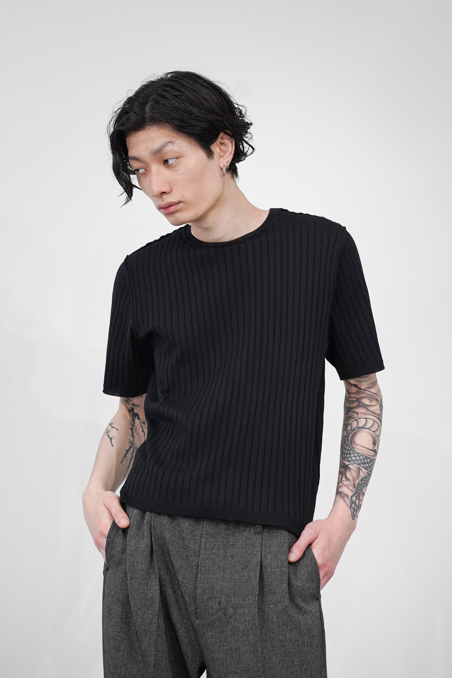 OUTLINK STRUCTURE KNIT TEE
