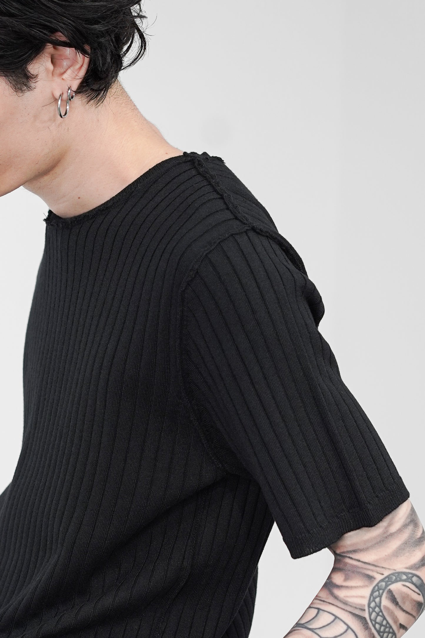 OUTLINK STRUCTURE KNIT TEE