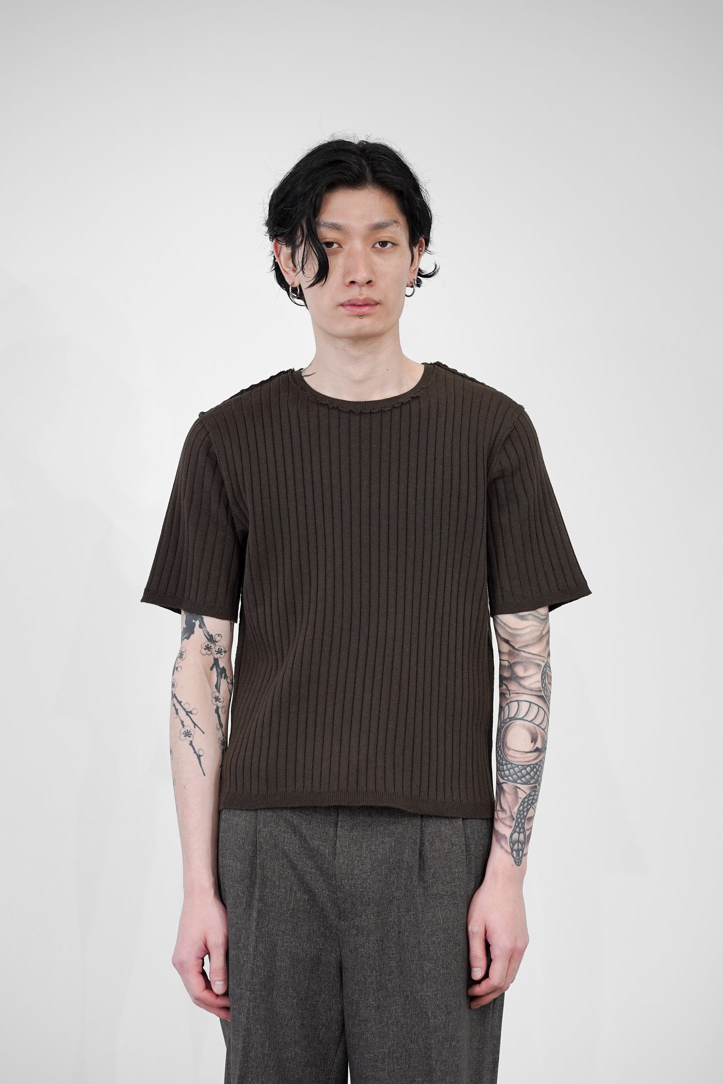 OUTLINK STRUCTURE KNIT TEE