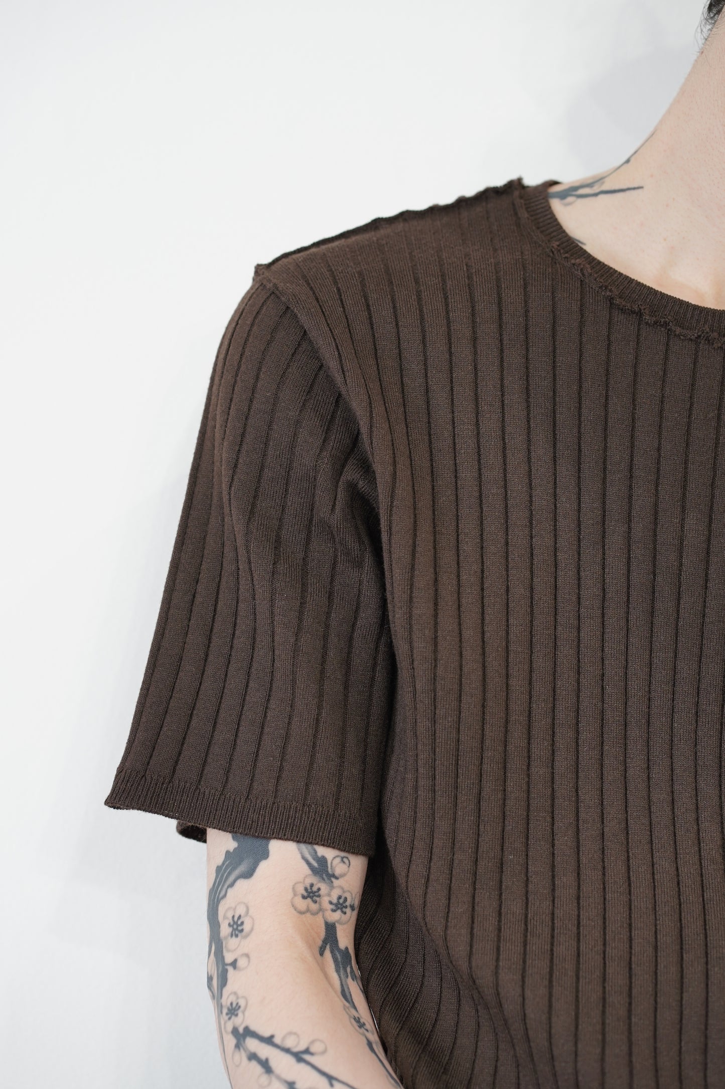 OUTLINK STRUCTURE KNIT TEE