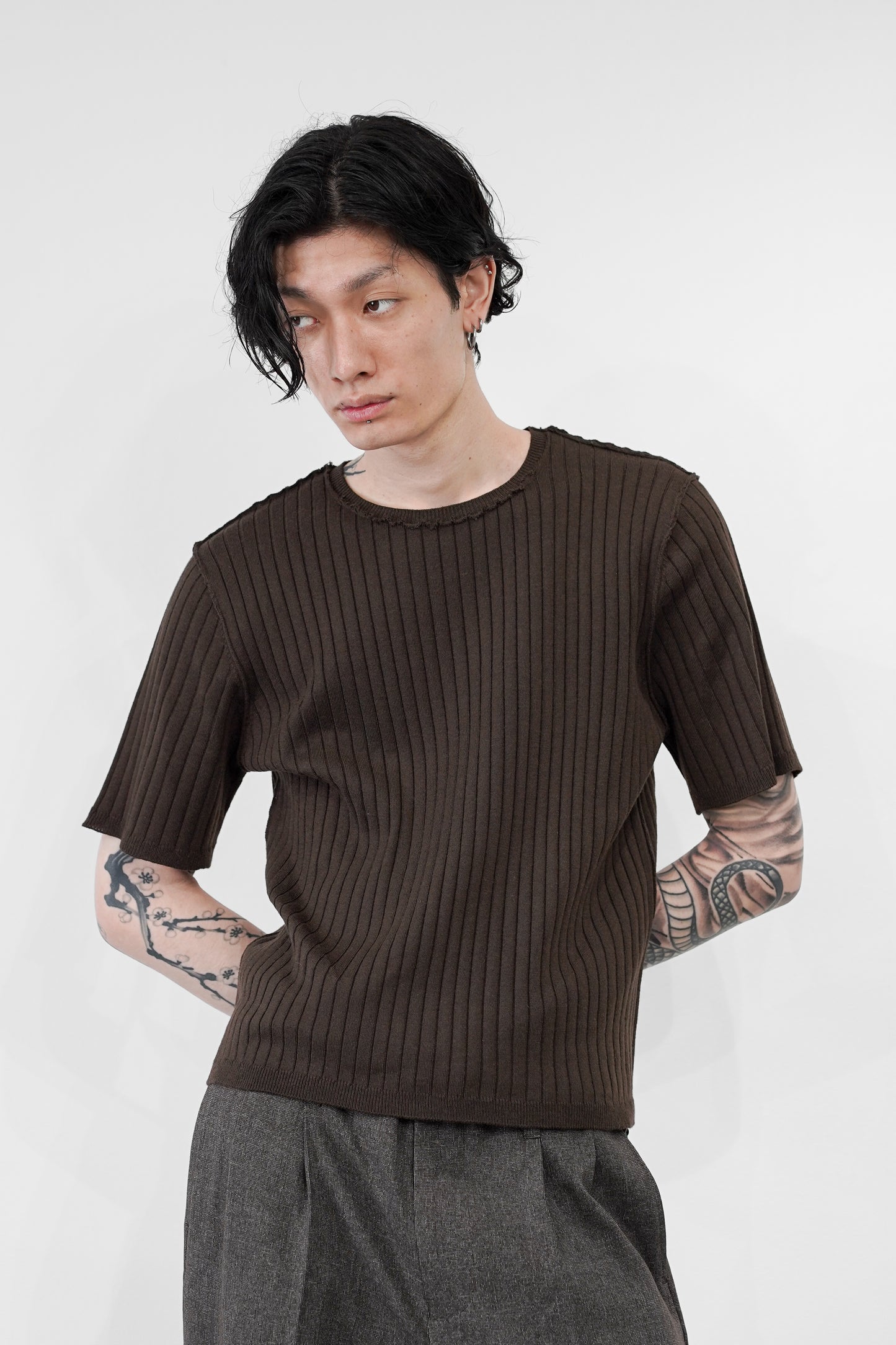 OUTLINK STRUCTURE KNIT TEE